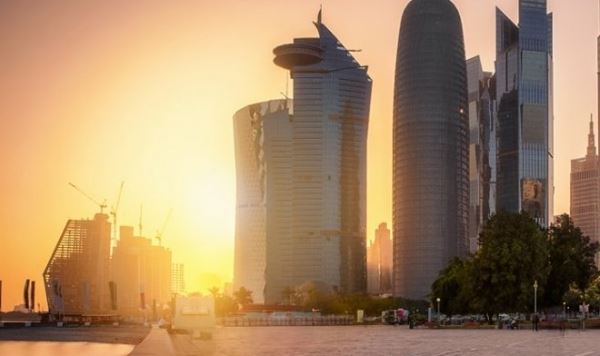 В борьбе с невыносимой жарой в Катаре начали монтировать кондиционеры на улицах