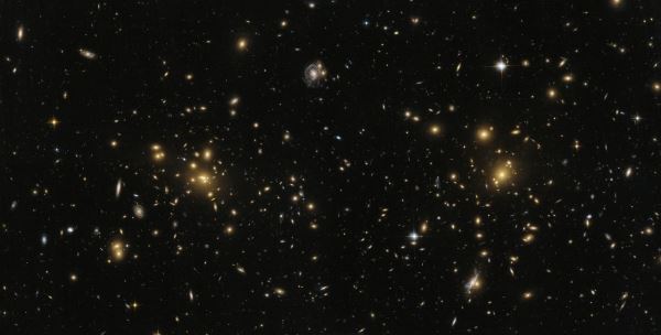 Астрономы получили снимки невероятно массивной «мегаструктуры»