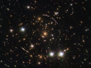 Хаббл увидел 12 «двойников» далекой галактики